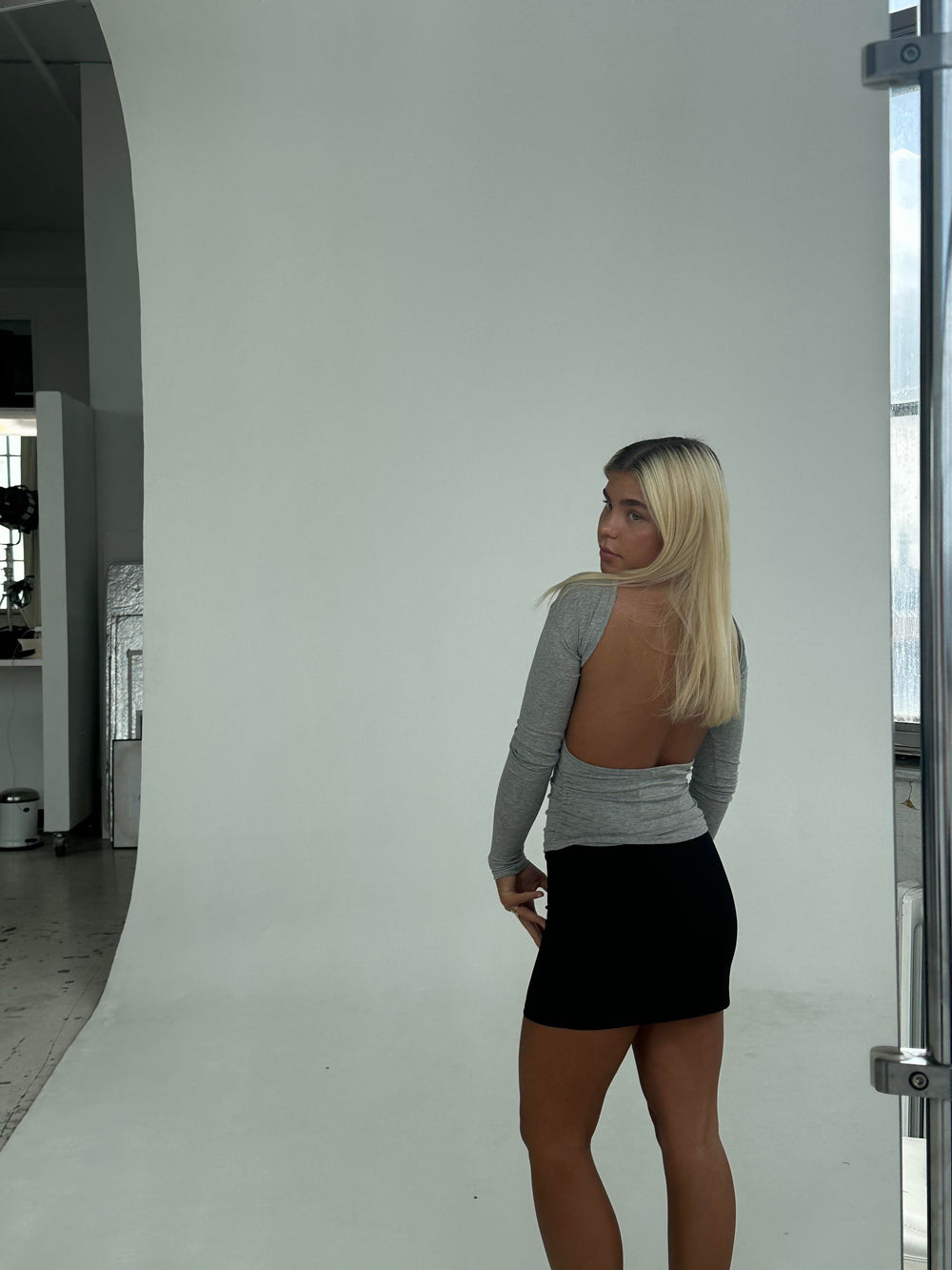 Leah blouse with open back - light grey