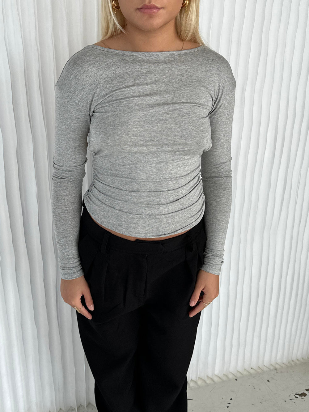 Leah blouse with open back - light grey