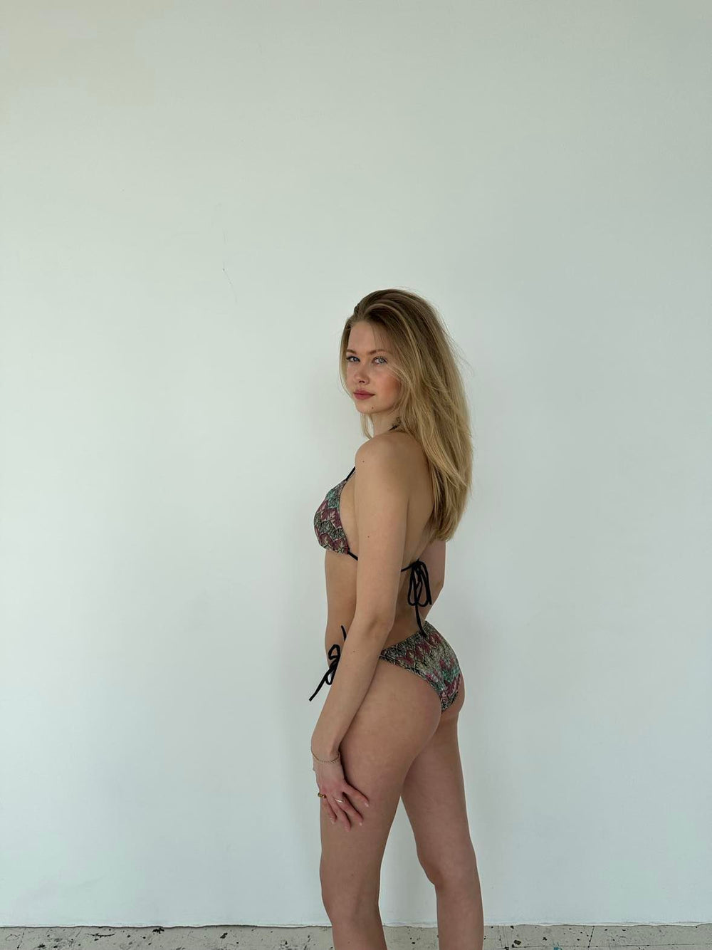 Sunny bikini - Wavy beach