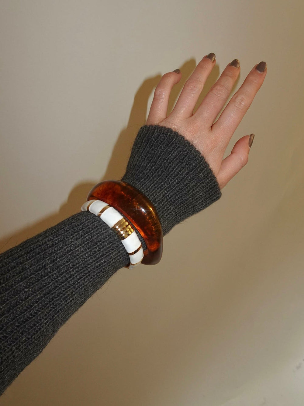 Eivora striped bangle – White/gold