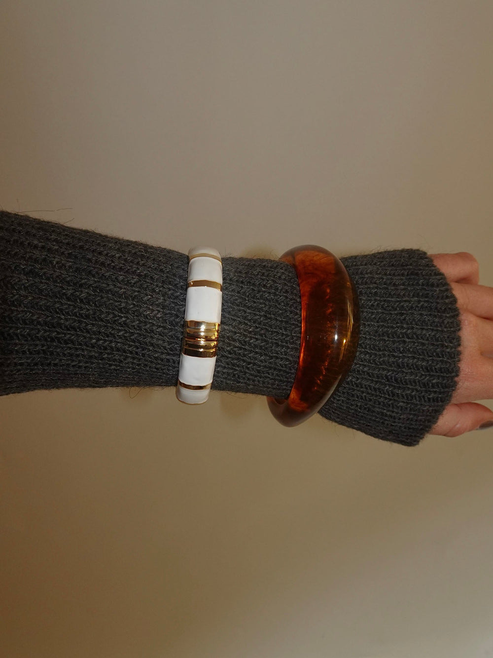 Eivora striped bangle – White/gold