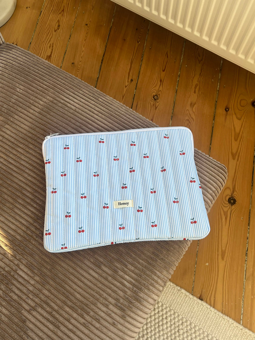 Honey computer sleeve - Blue/White stripes with cherries