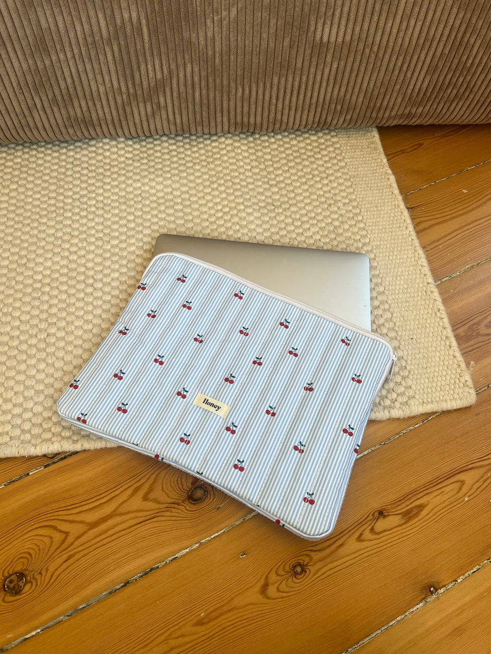Honey computer sleeve - Blue/White stripes with cherries
