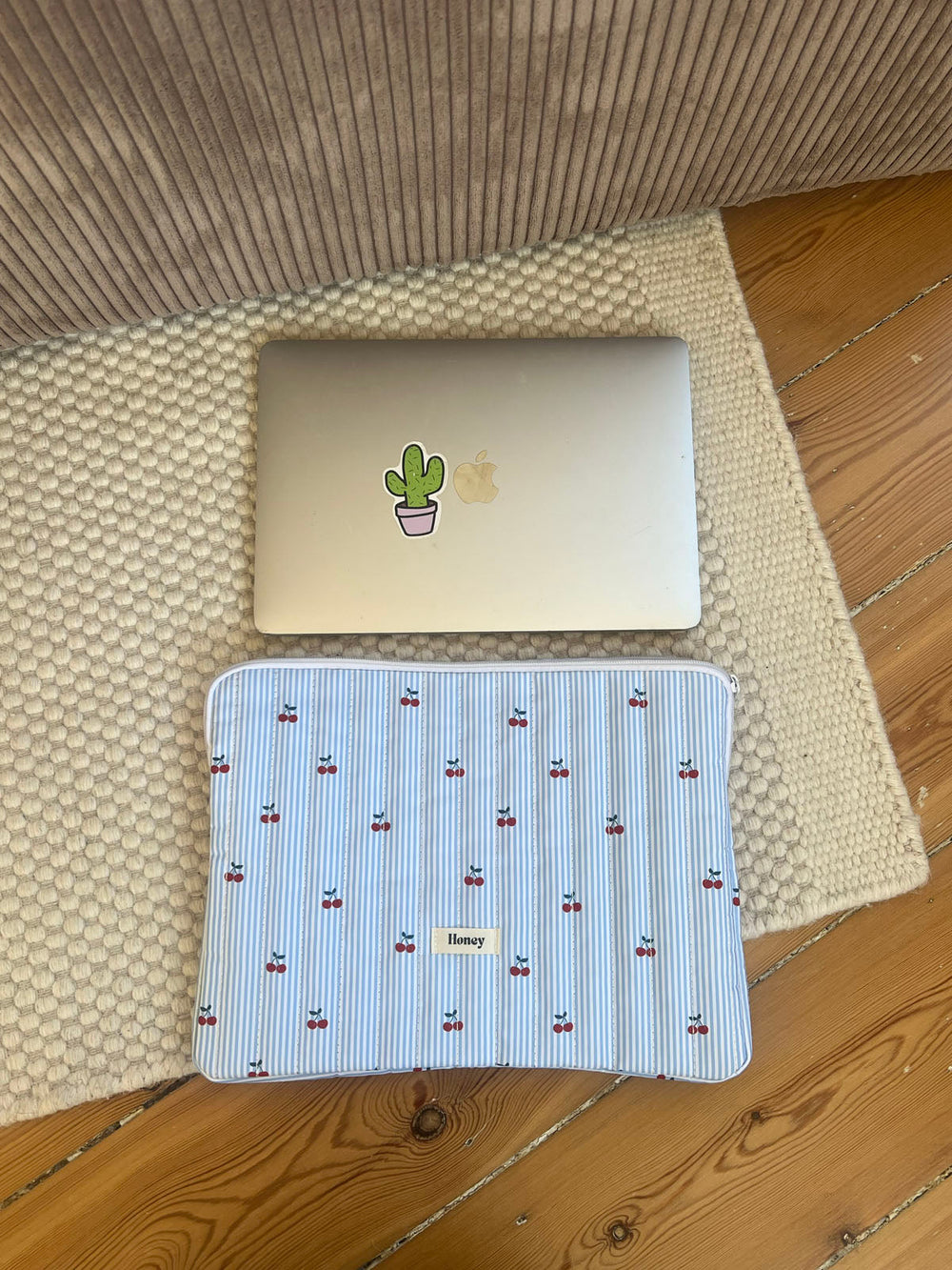 Honey computer sleeve - Blue/White stripes with cherries