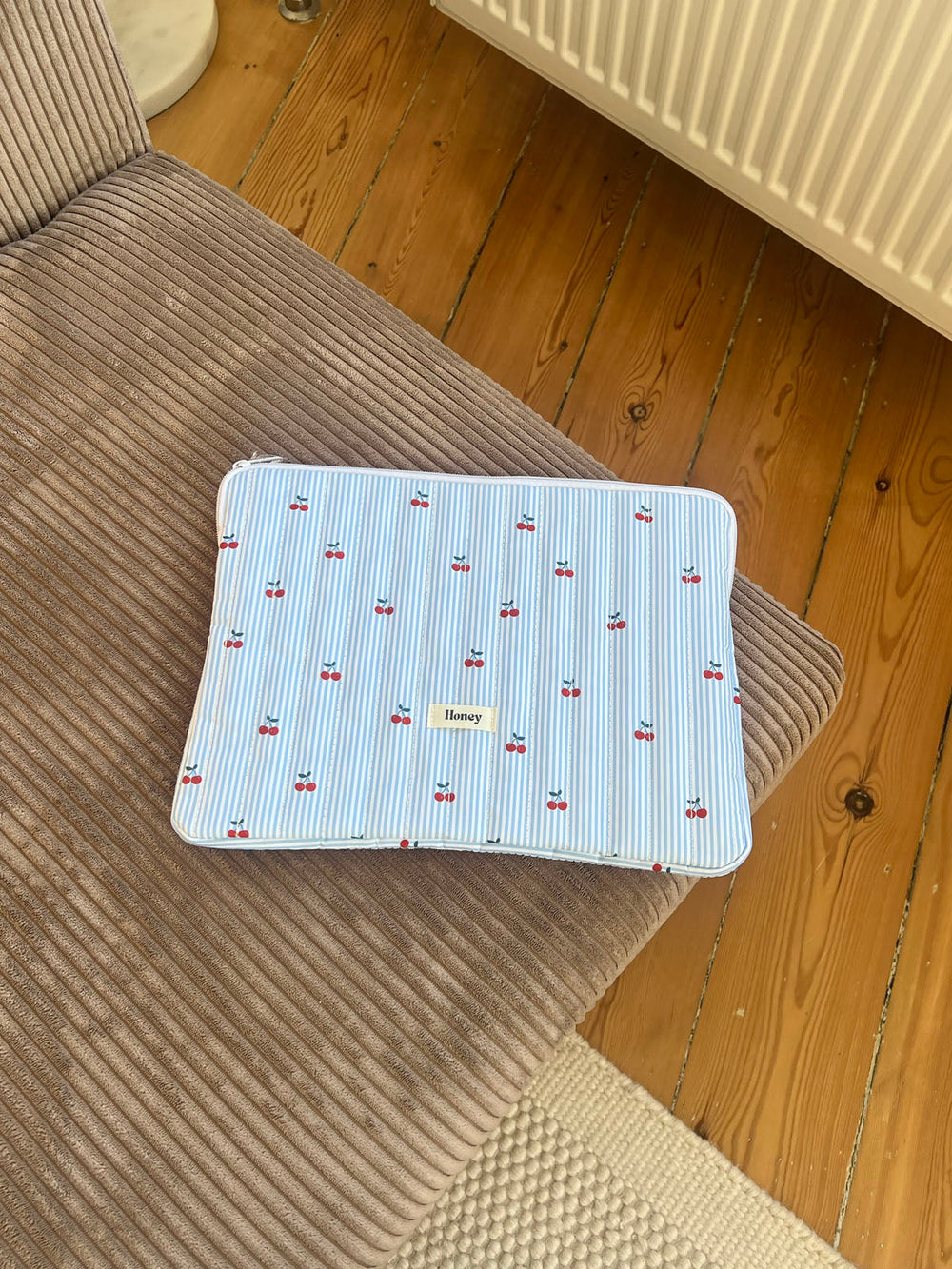 Honey computer sleeve - Blue/White stripes with cherries
