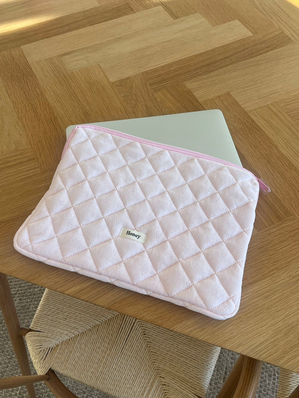 Honey computer sleeve - Pink with embroidered hearts