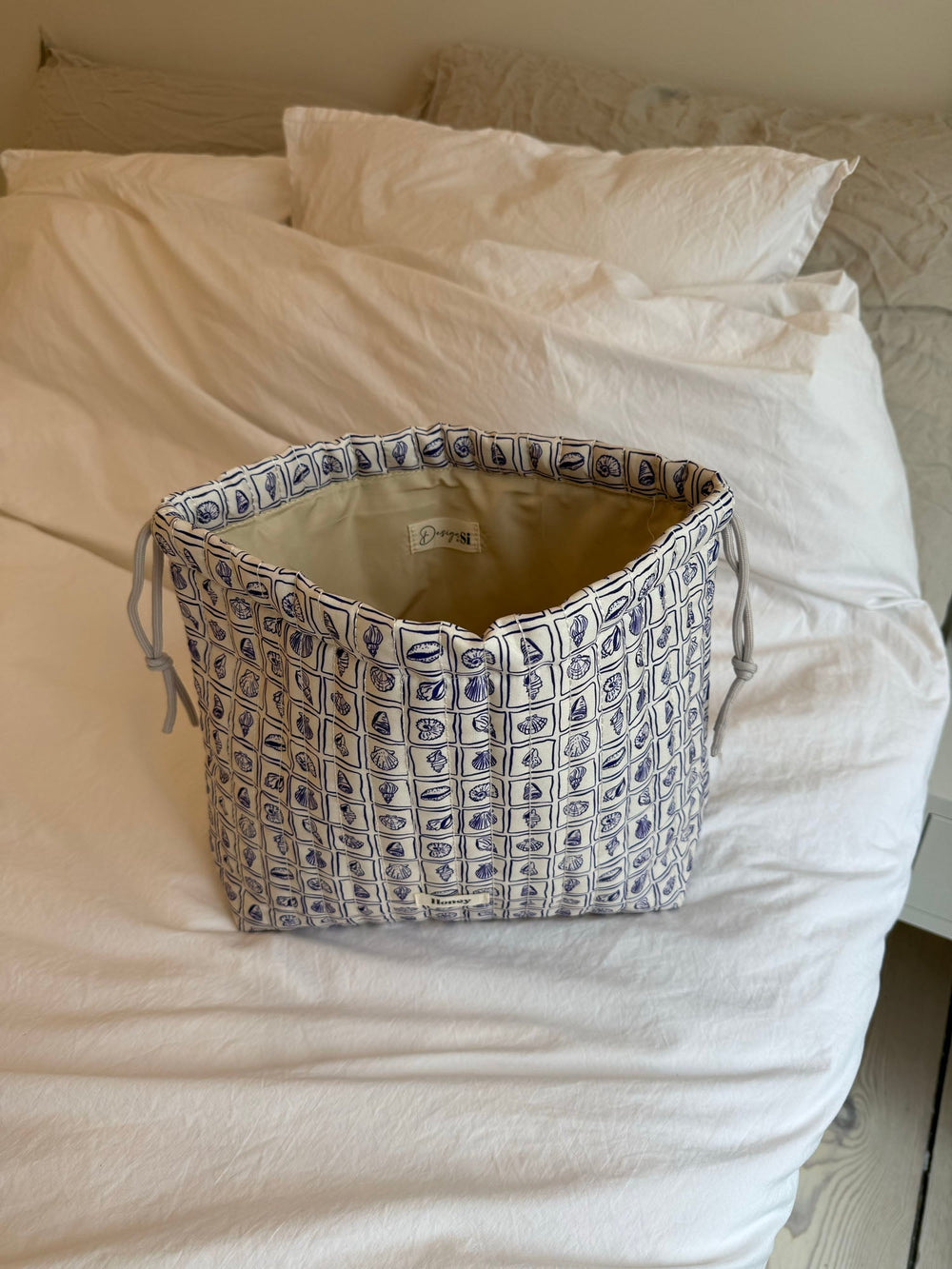 Honey large toiletry bag – White with purple seashells