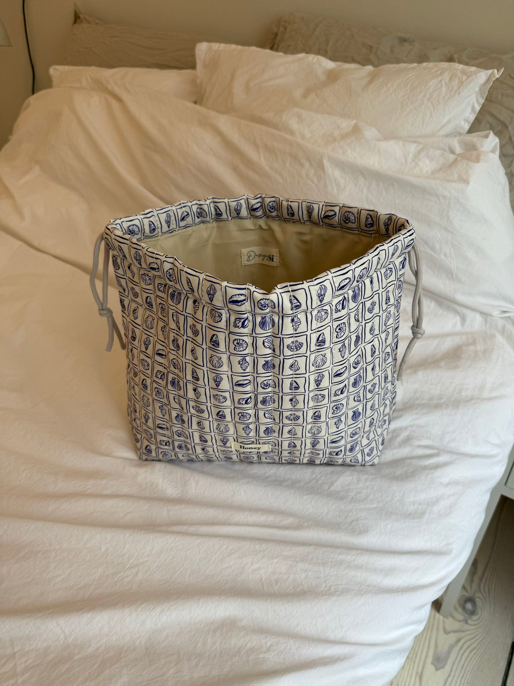 Honey large toiletry bag – White with purple seashells