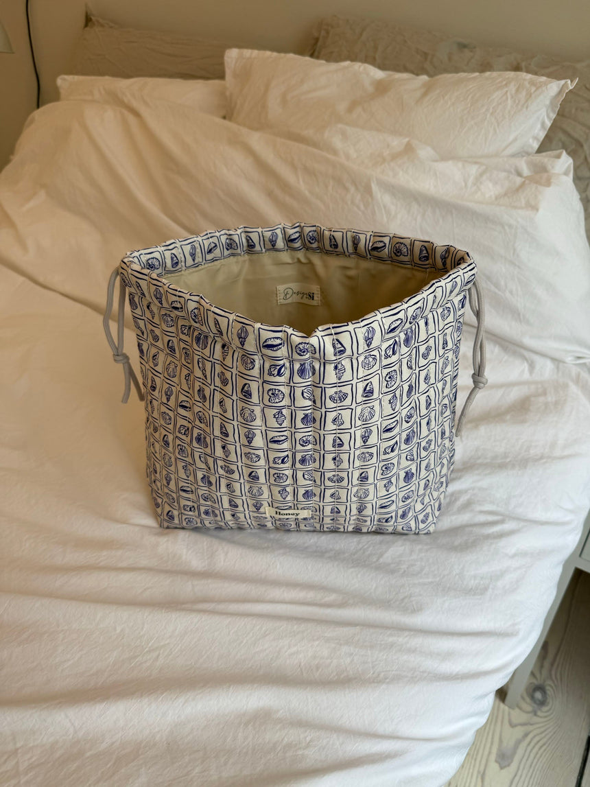 Honey large toiletry bag – White with purple seashells