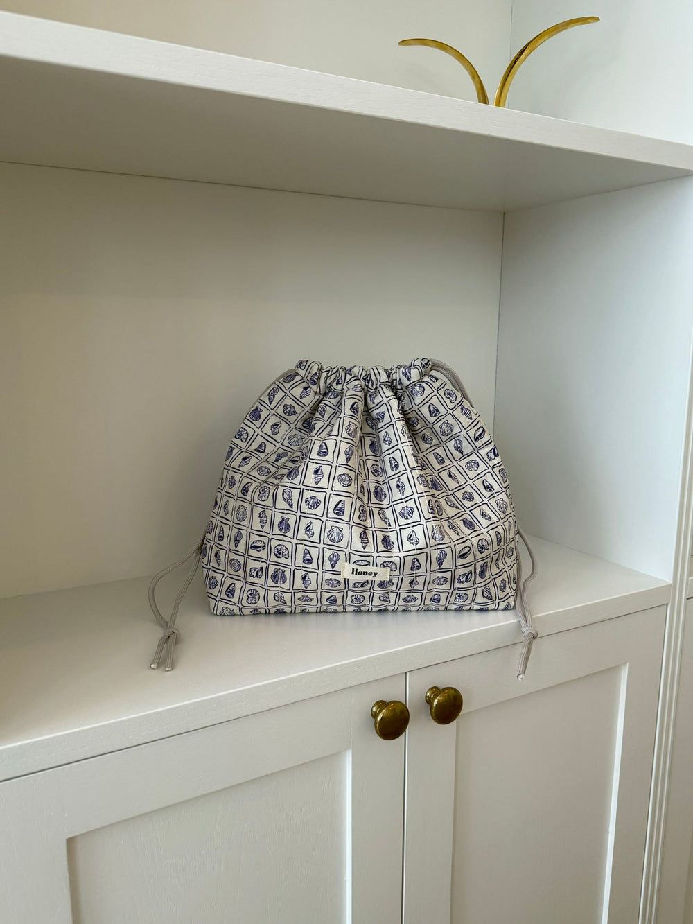 Honey large toiletry bag – White with purple seashells