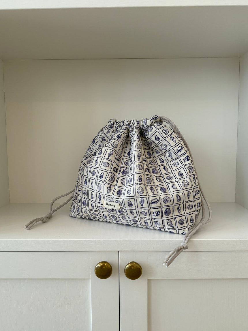 Honey large toiletry bag – White with purple seashells