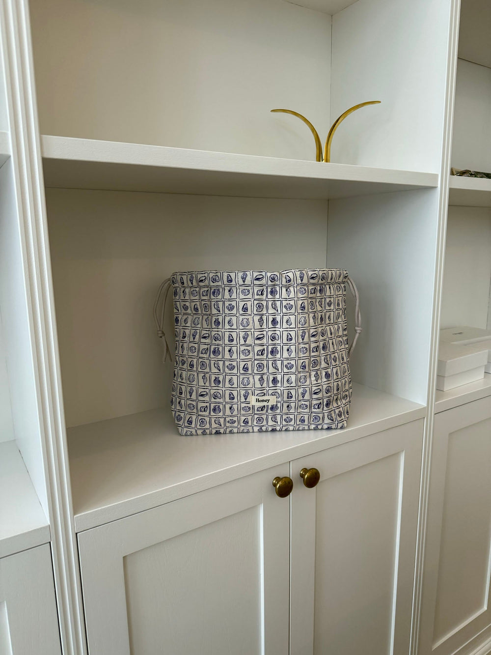 Honey large toiletry bag – White with purple seashells