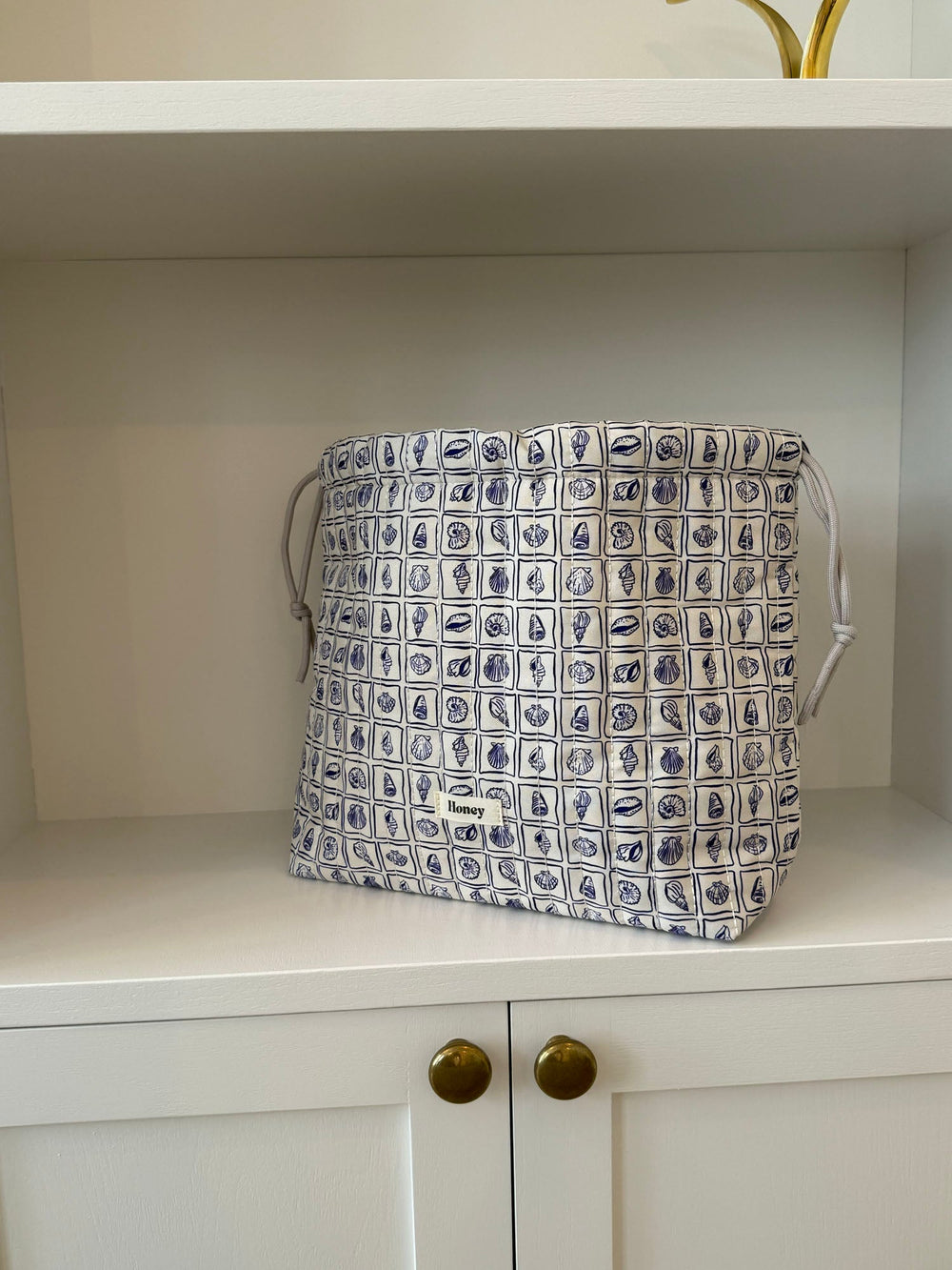 Honey large toiletry bag – White with purple seashells
