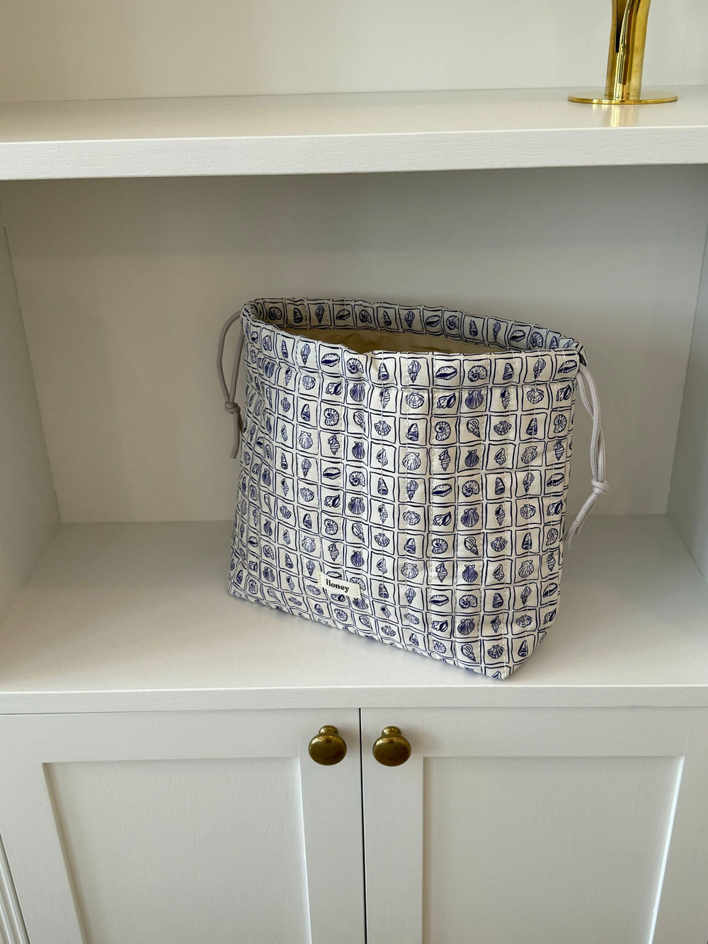 Honey large toiletry bag – White with purple seashells