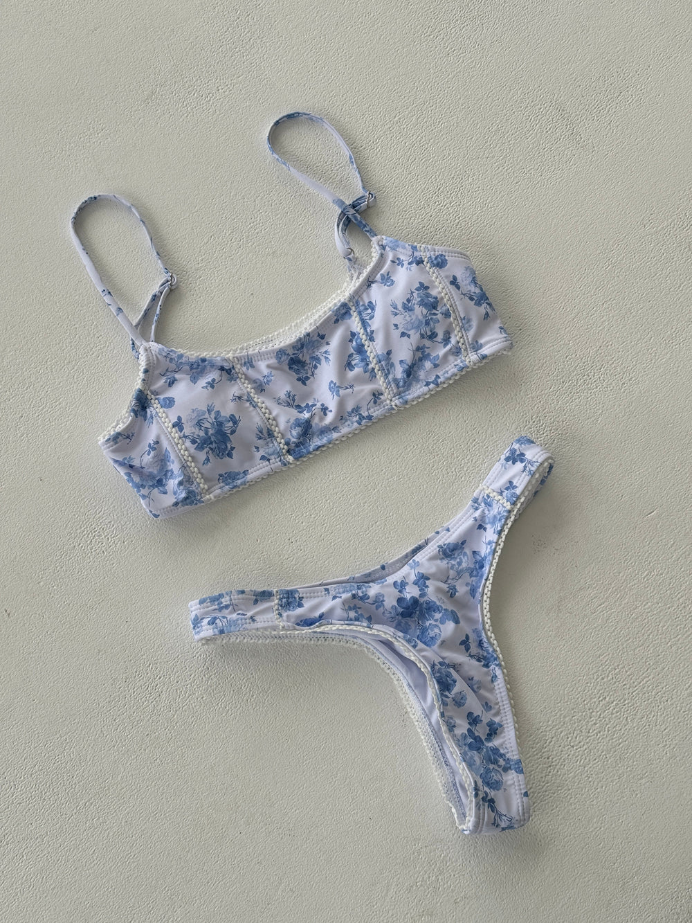 Kamille bikini with flowers - White/blue