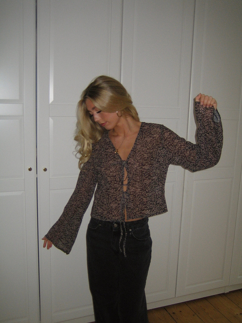 Kara blouse with tie detail – Brown