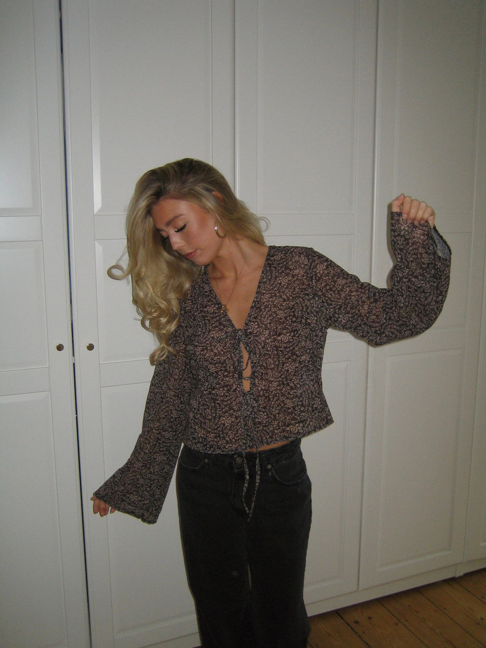 Kara blouse with tie detail – Brown