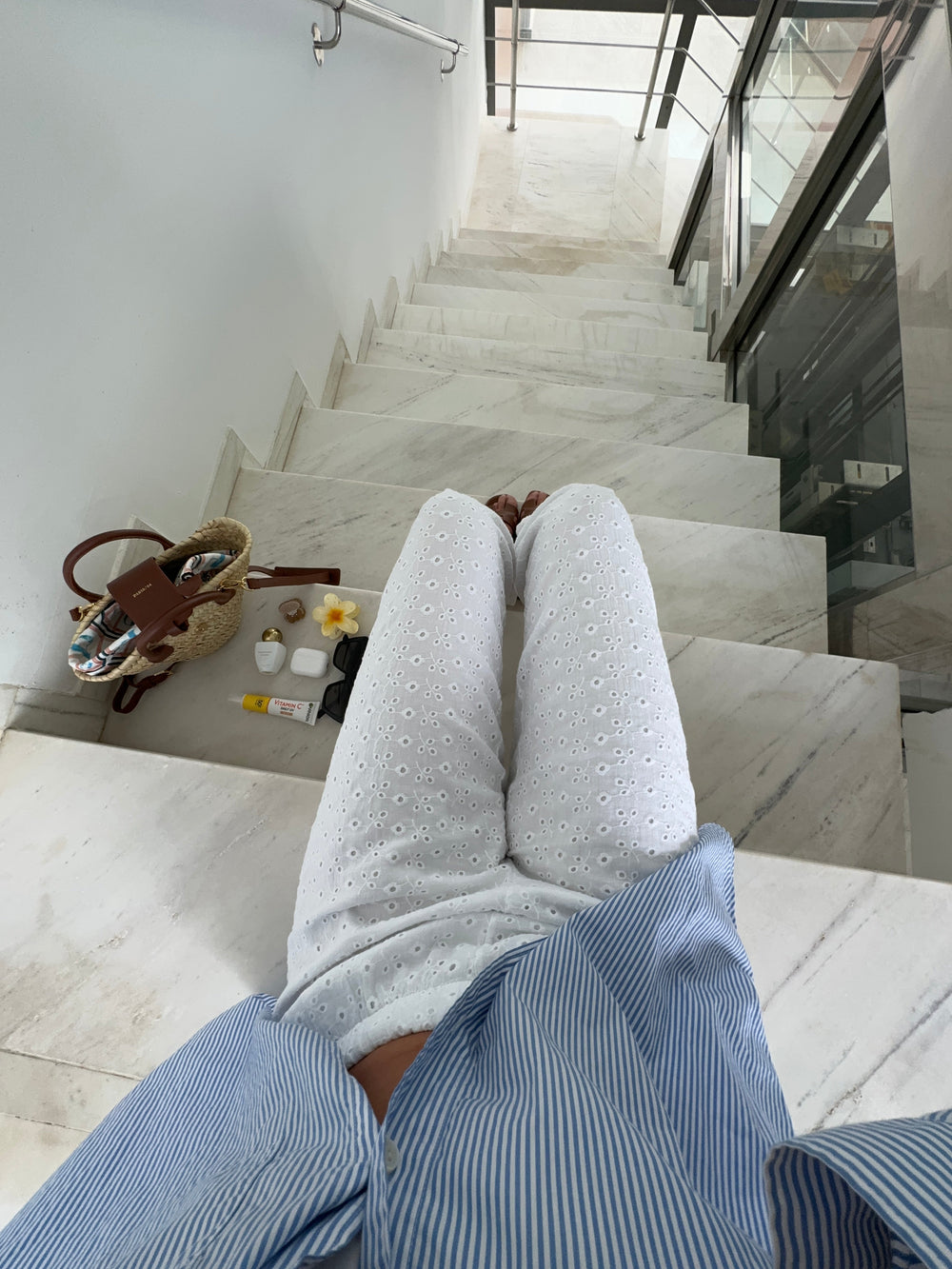 Mathilde Ravn pants with small embroidery - white