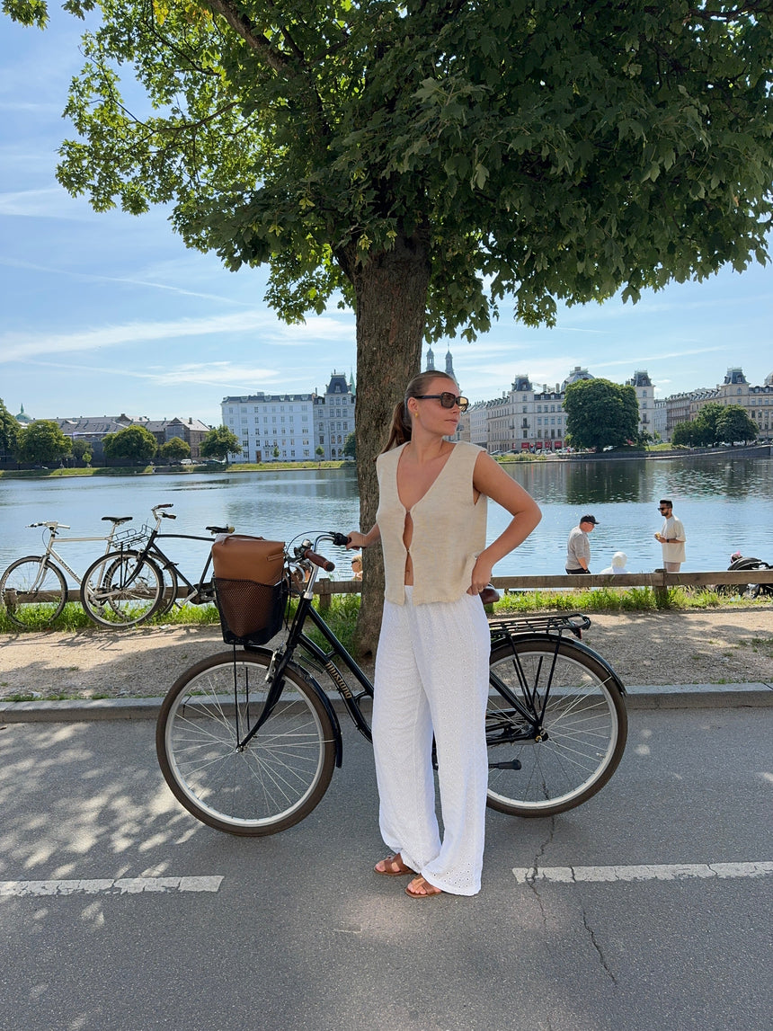 Mathilde Ravn pants with small embroidery - white