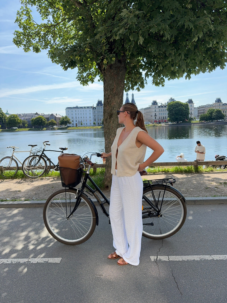 Mathilde Ravn pants with small embroidery - white