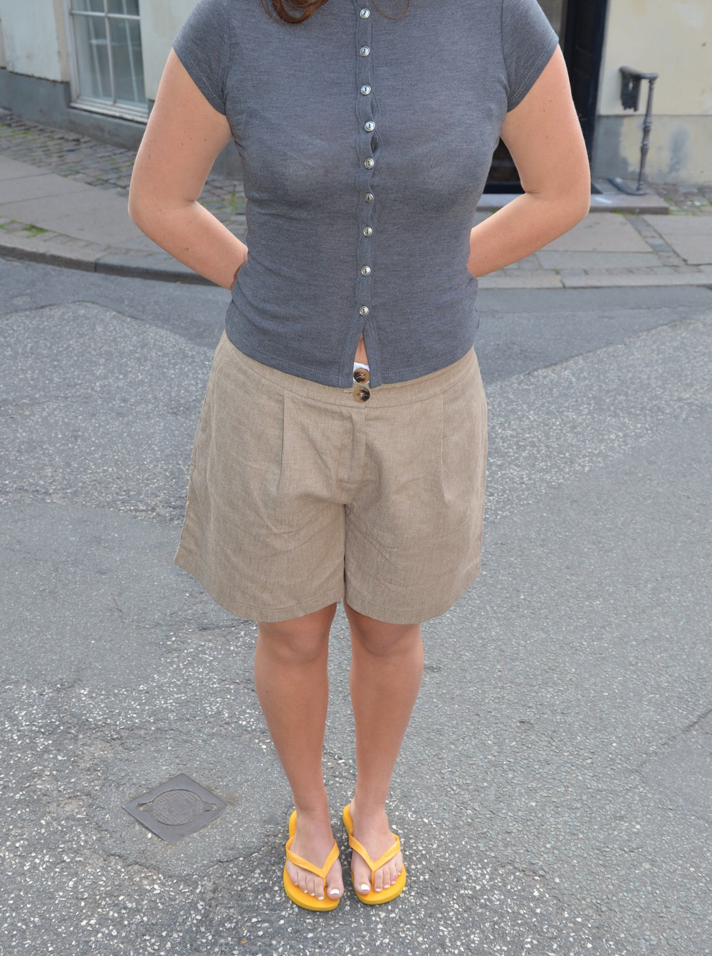 Amaia bermuda shorts with white "belt" - Beige