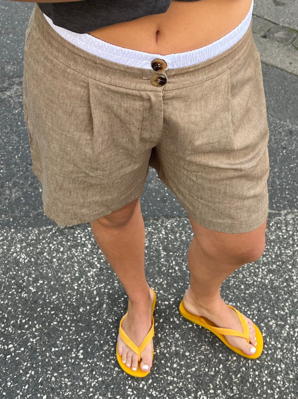 Amaia bermuda shorts with white "belt" - Beige