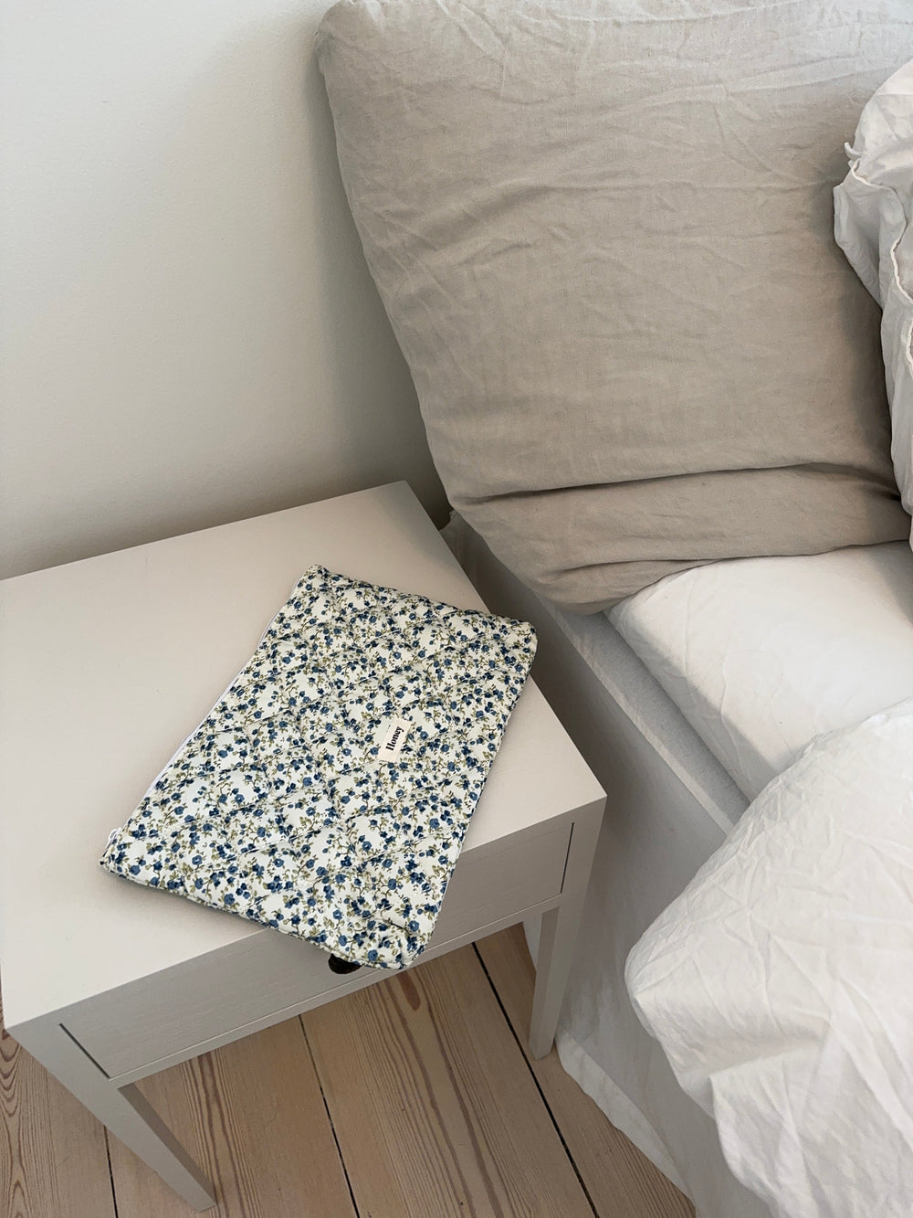 Honey computer sleeve - White with blue flowers