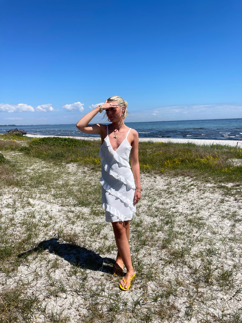 Bettie dress with ruffles - White