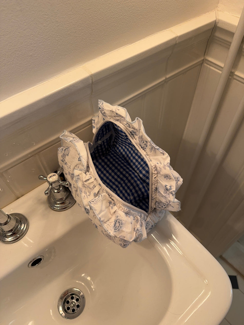 Honey large toiletry bag - White/blue with ruffles