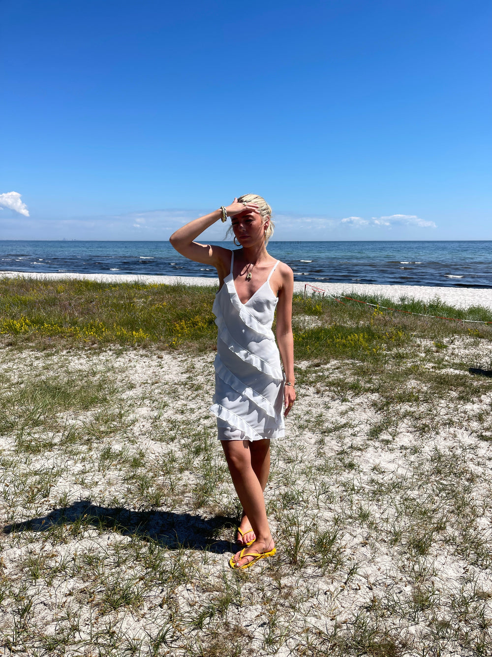 Bettie dress with ruffles - White