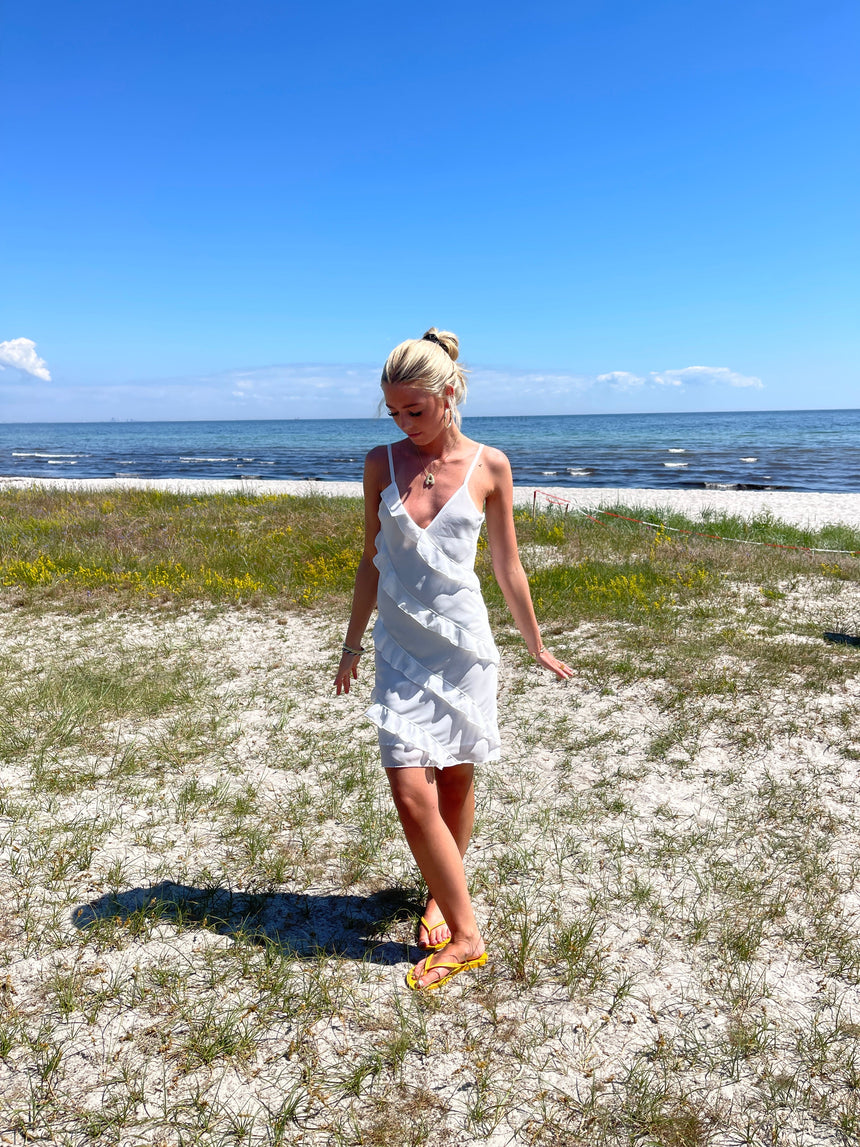 Bettie dress with ruffles - White