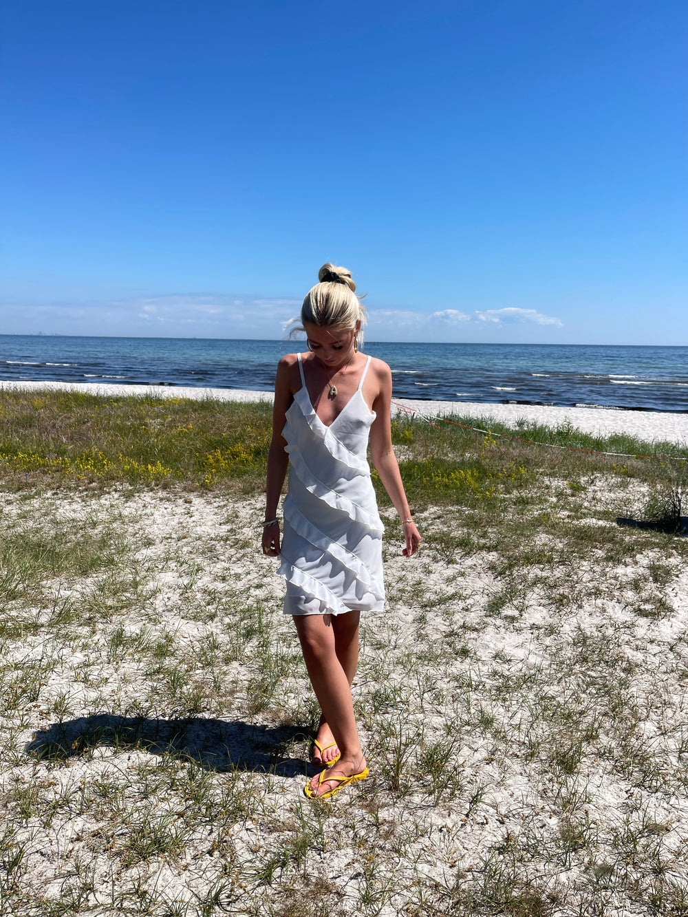 Bettie dress with ruffles - White