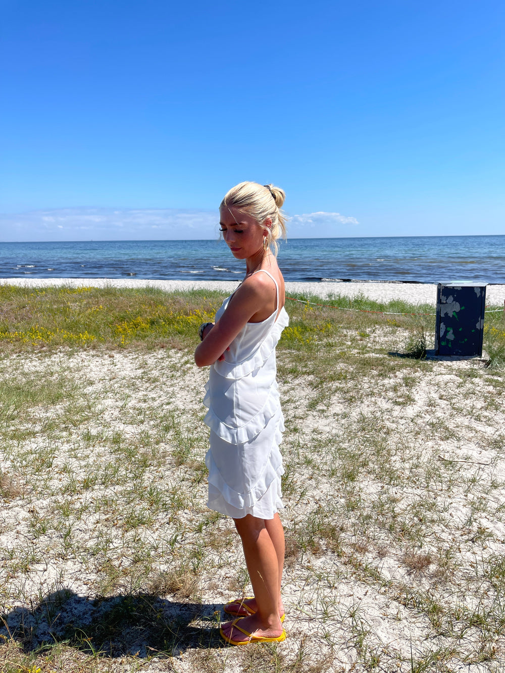 Bettie dress with ruffles - White