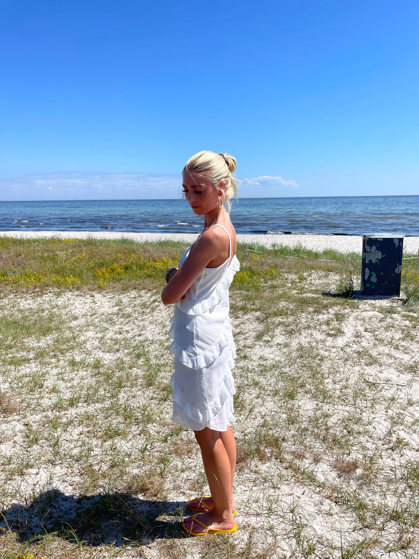 Bettie dress with ruffles - White