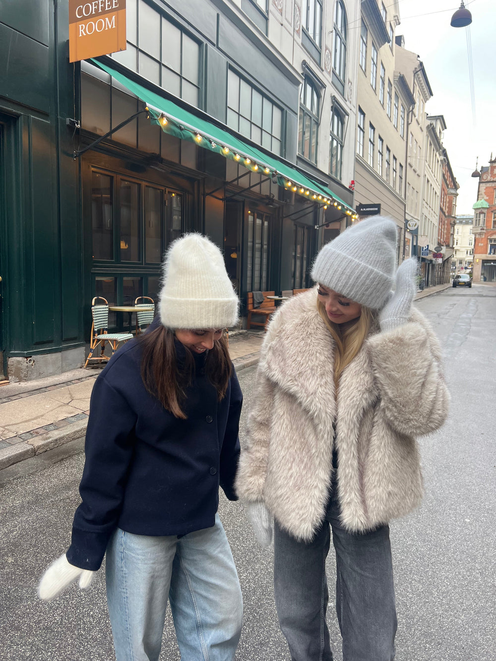 Fluffy beanie - White