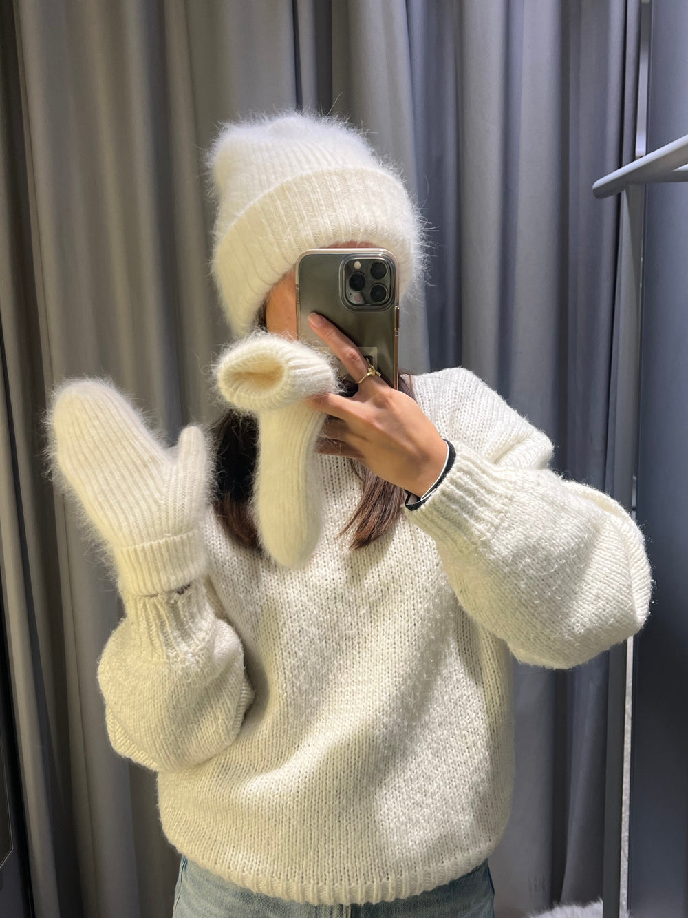Fluffy beanie - White