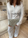Honey computer sleeve - White with blue flowers