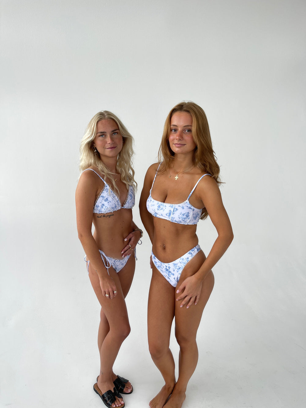 Shani bikini with blue flowers - White
