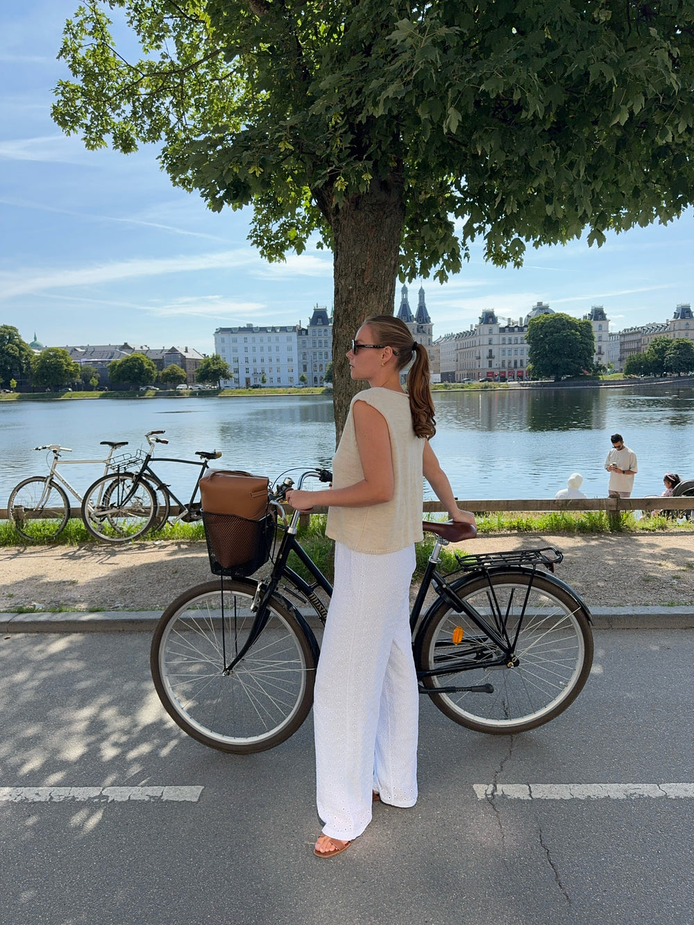 Mathilde Ravn pants with small embroidery - white