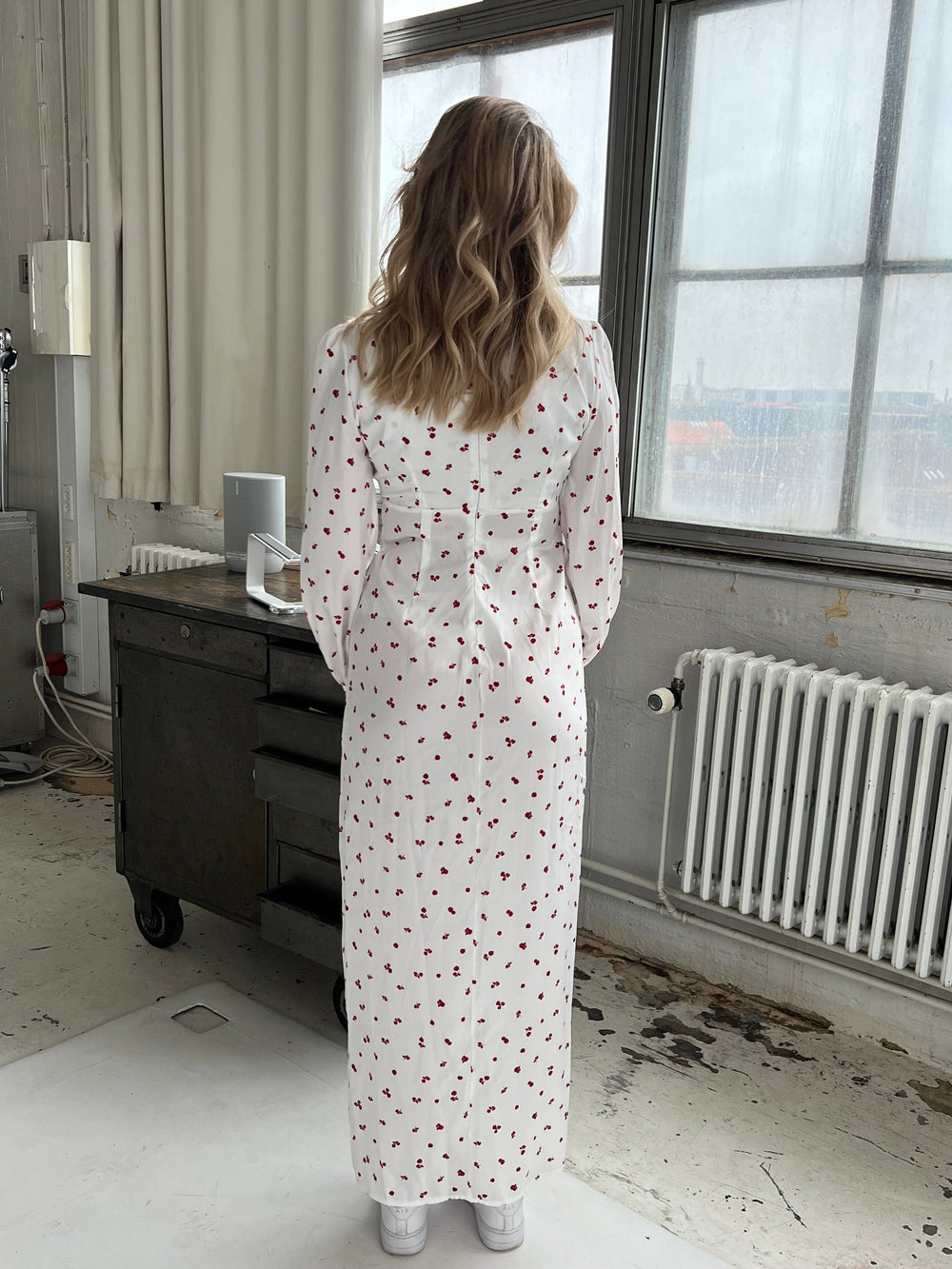 Frederikke satin dress with red flowers - White