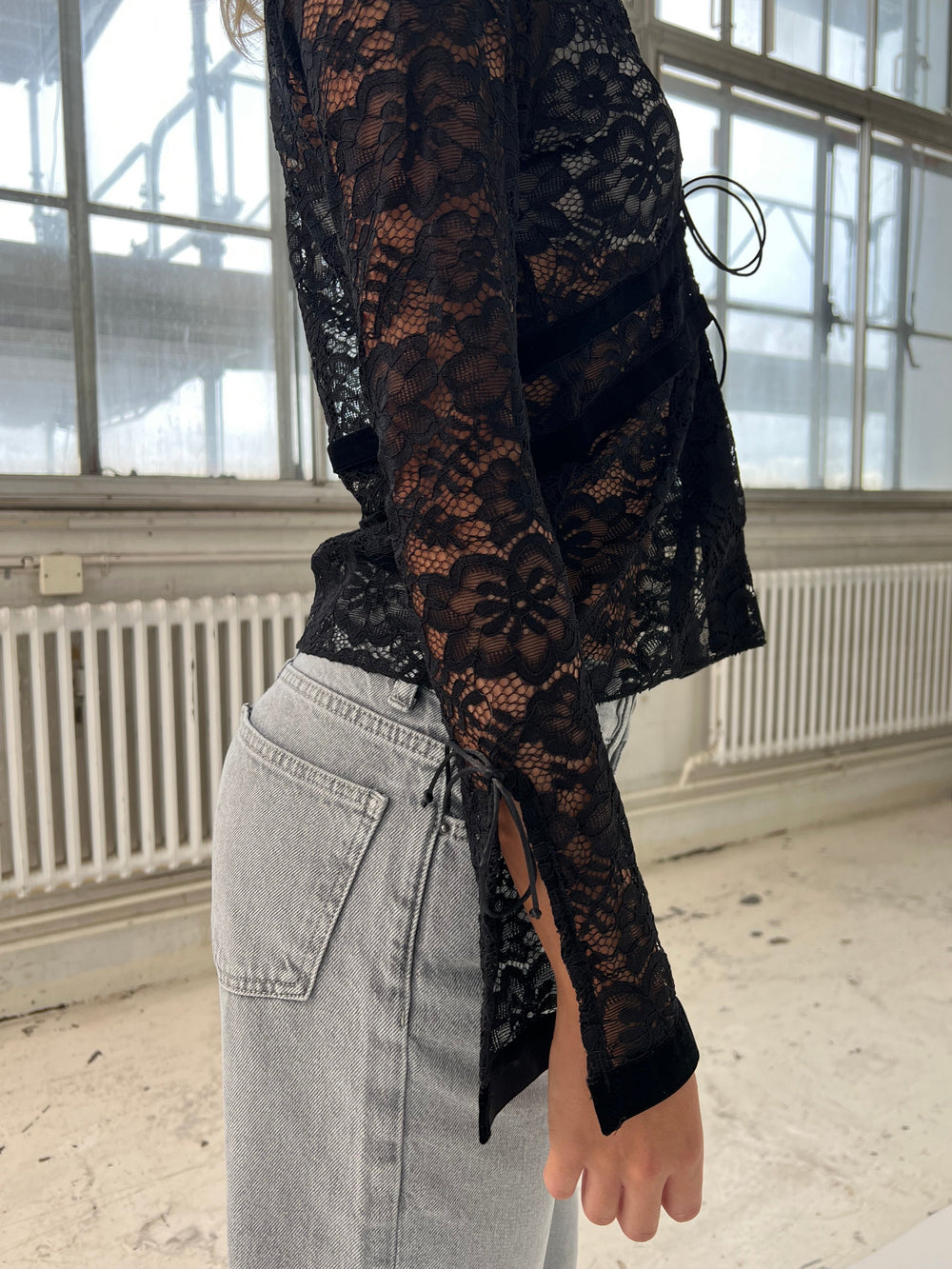 Isamara lace blouse with velour - Black