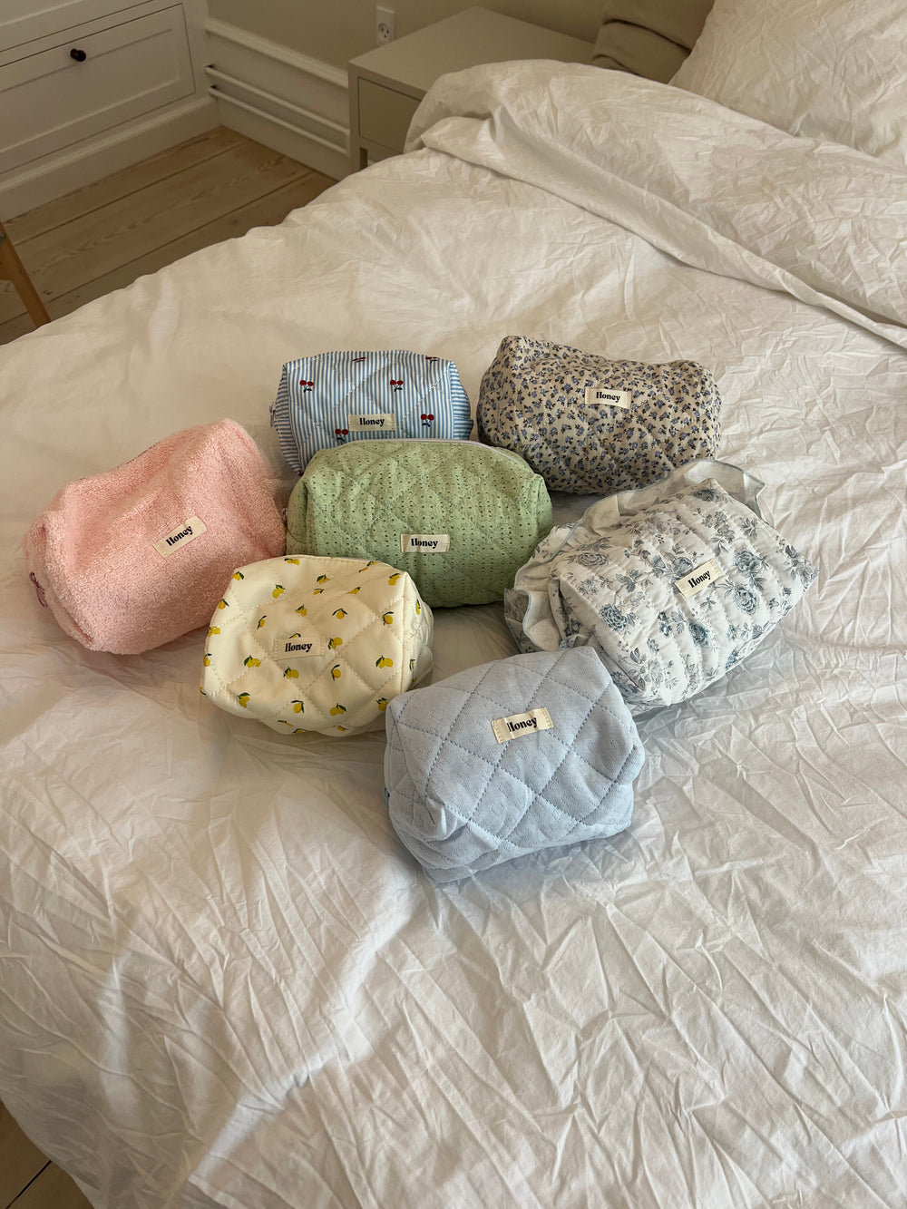 Honey large toiletry bag - Mint green in embroidery