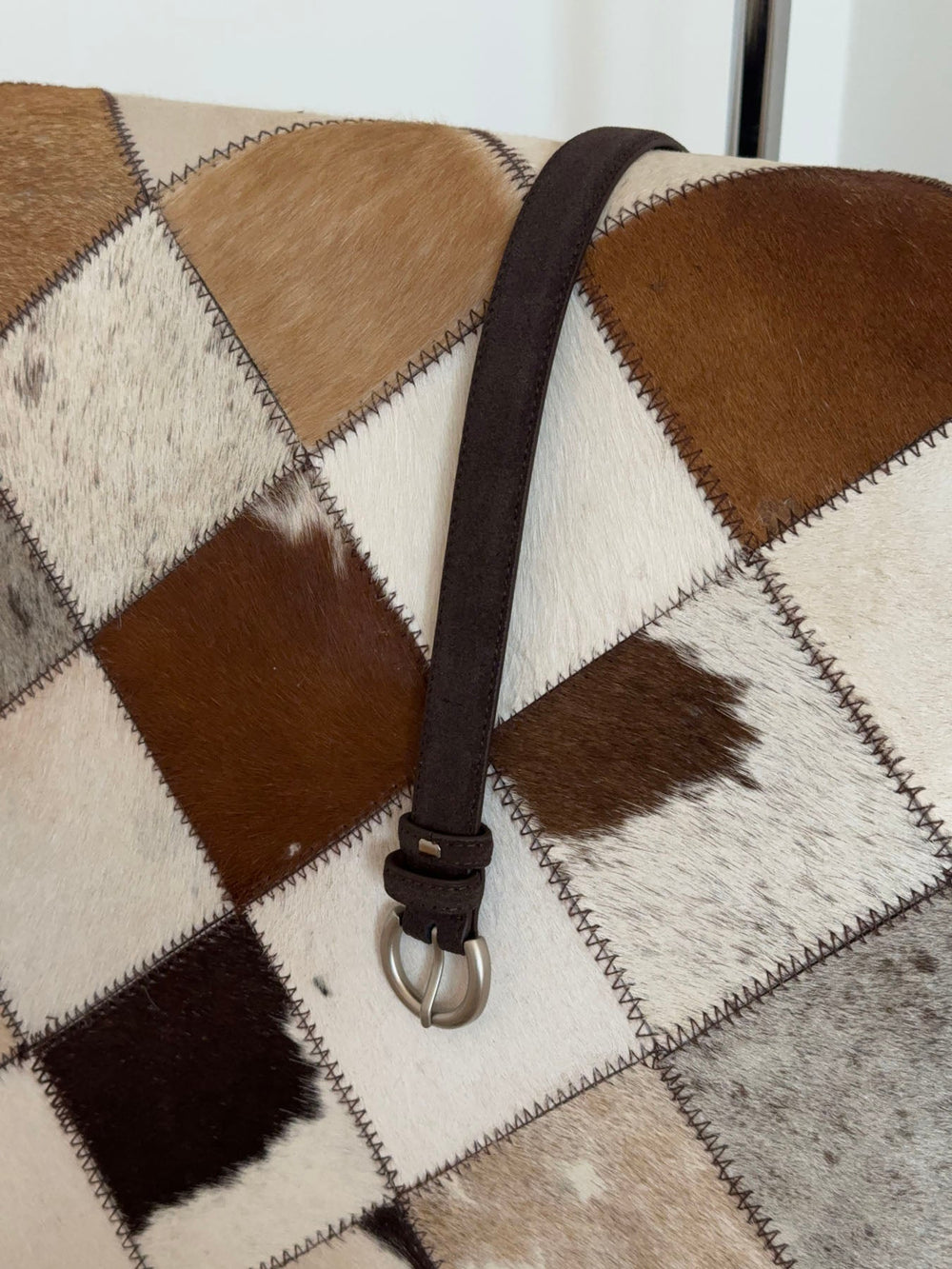 Noble belt in faux suede – Dark brown/silver