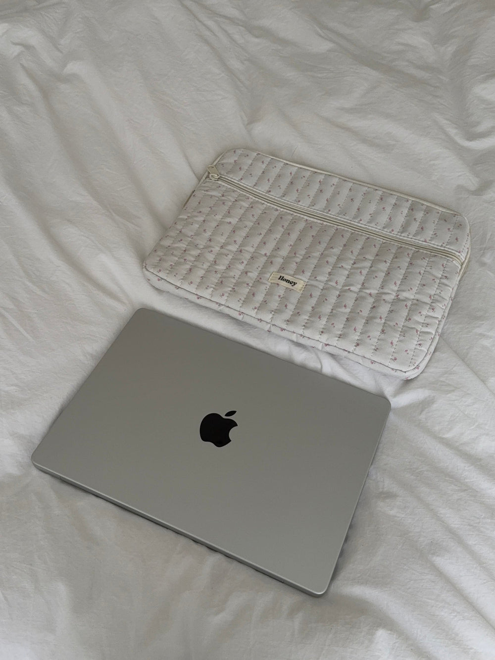 Honey computer sleeve – Off-white with small pink flowers