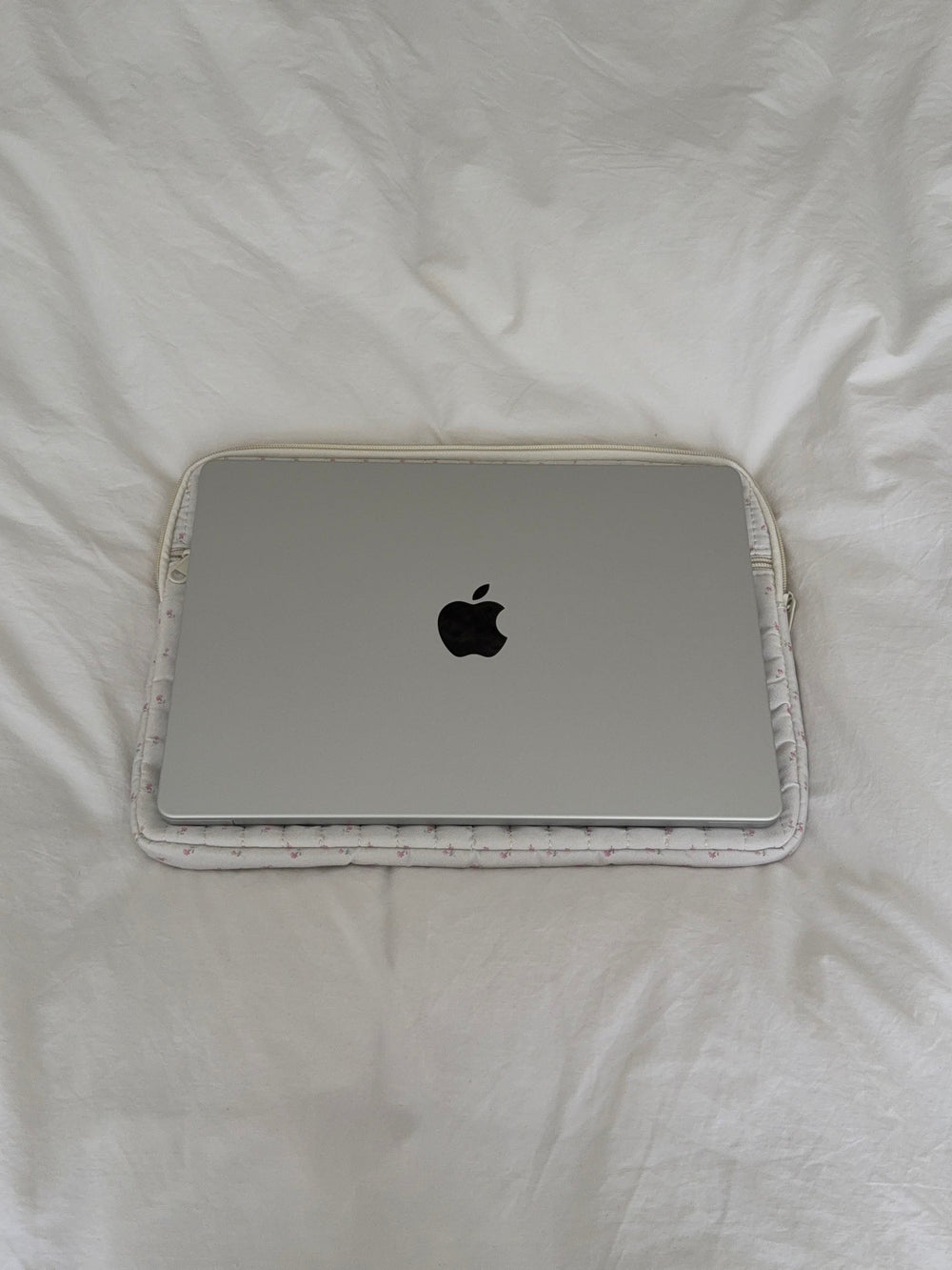 Honey computer sleeve – Off-white with small pink flowers