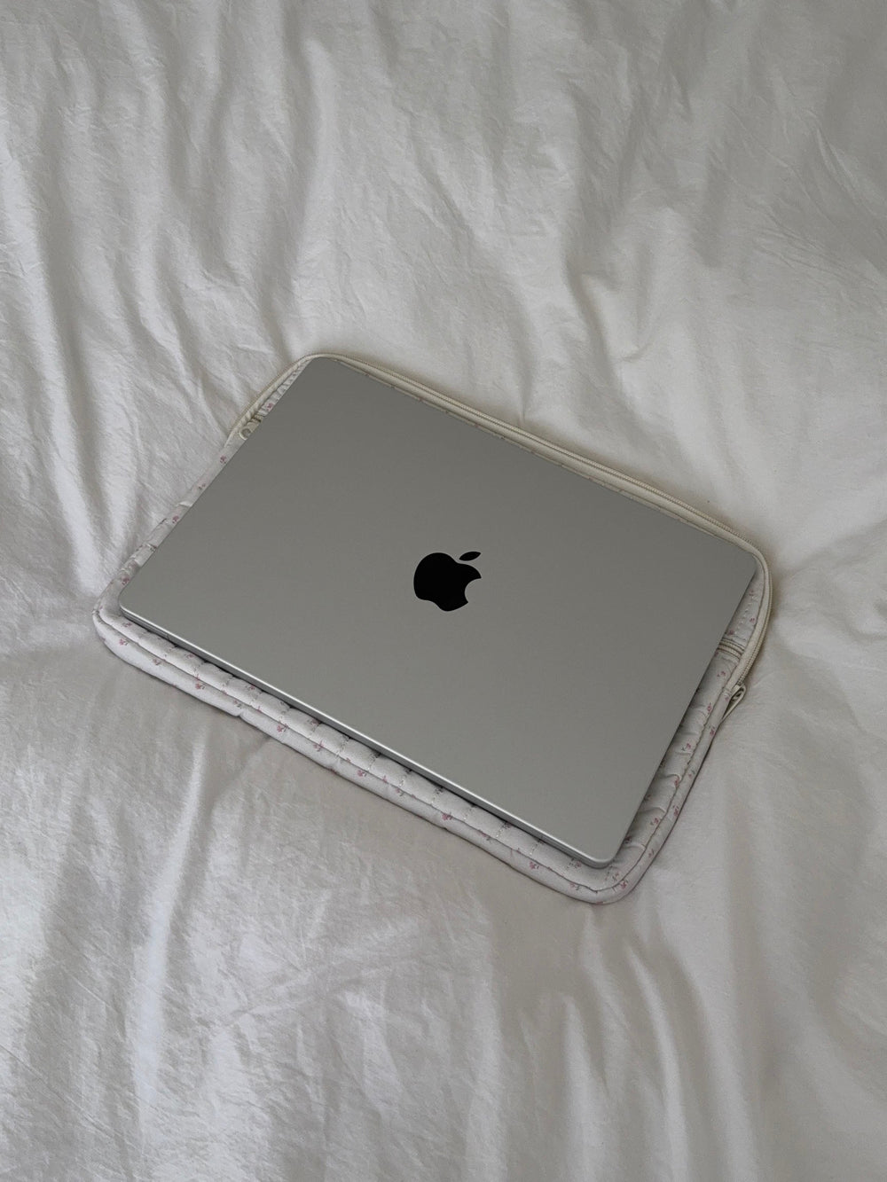 Honey computer sleeve – Off-white with small pink flowers