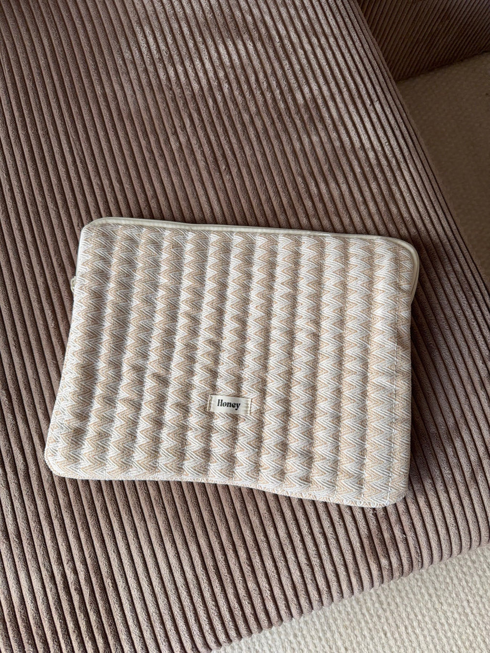Honey computer sleeve with pattern - Beige