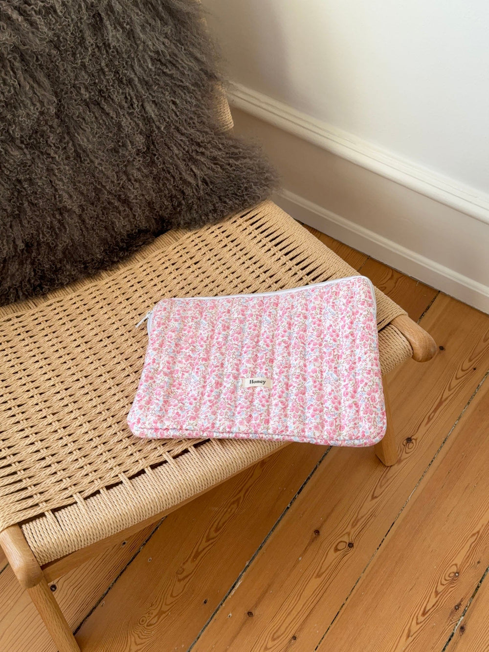 Honey computer sleeve - White with pink/blue flowers