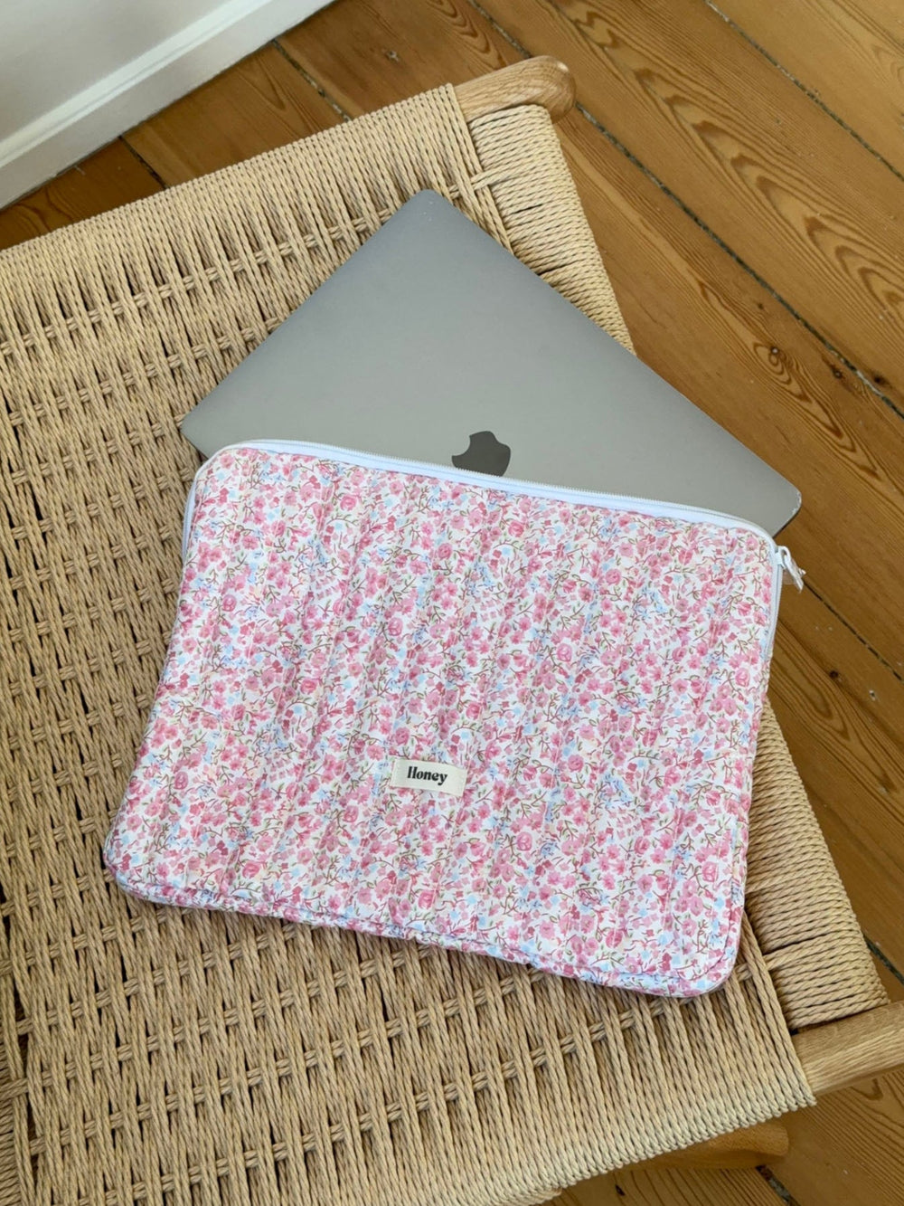Honey computer sleeve - White with pink/blue flowers