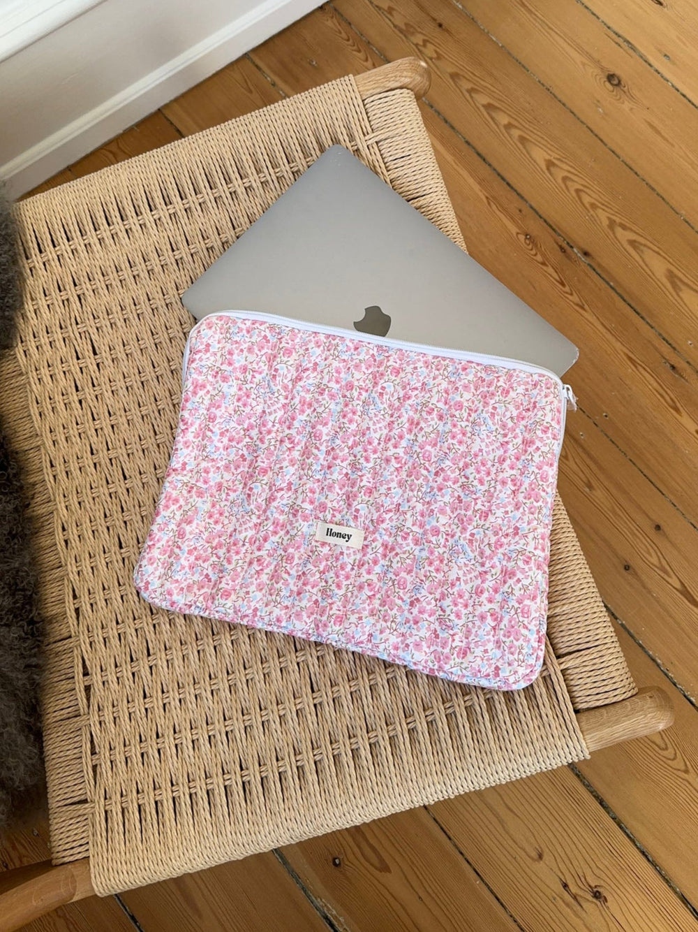 Honey computer sleeve - White with pink/blue flowers